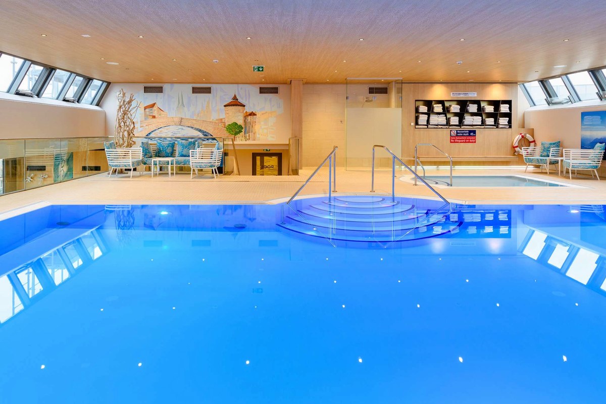 Familienfreundliches Day Spa Nürnberg – 10-Meter-Pool mit Kinderbecken