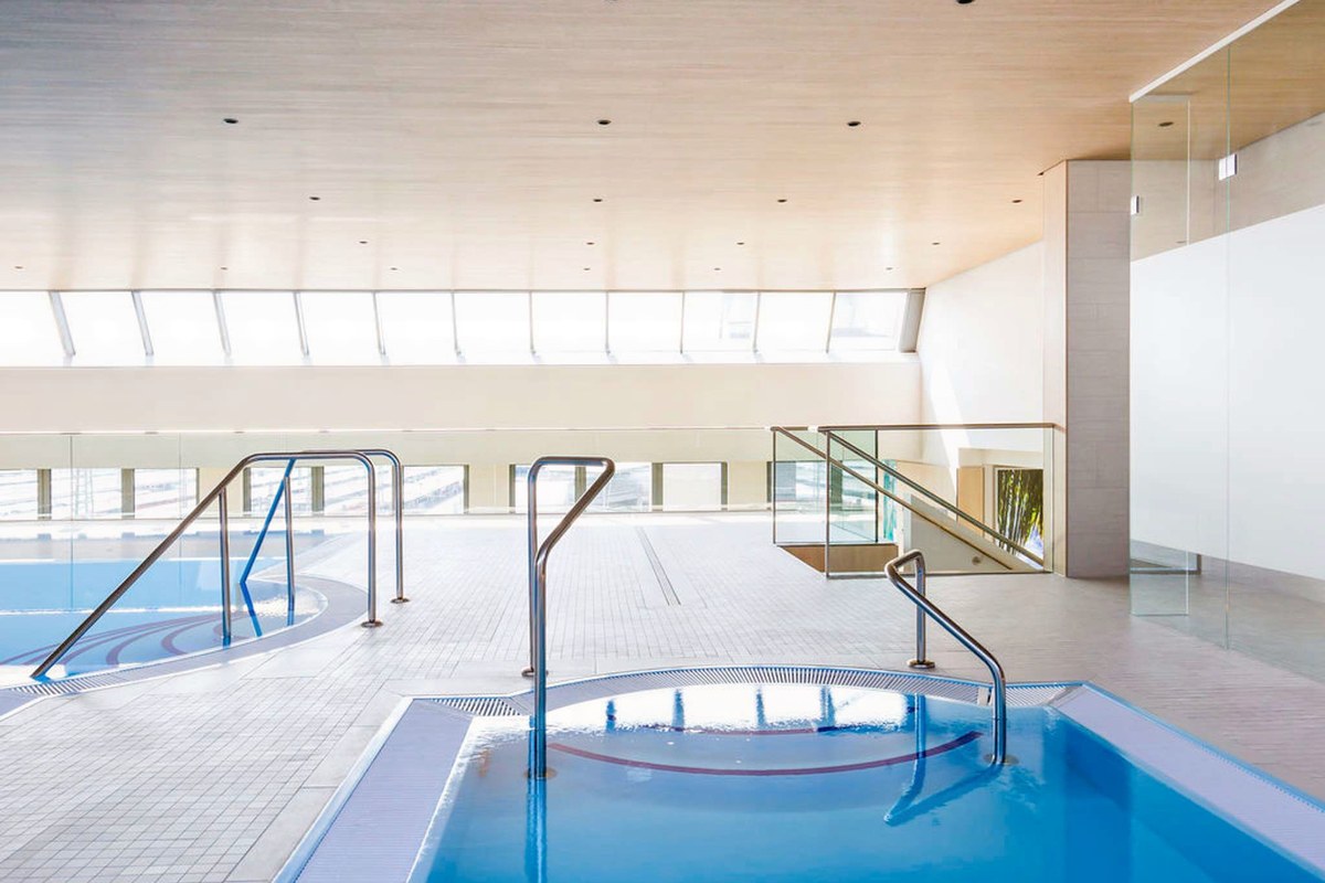 Pool und Whirlpool mit Panoramablick – Day Spa Nürnberg