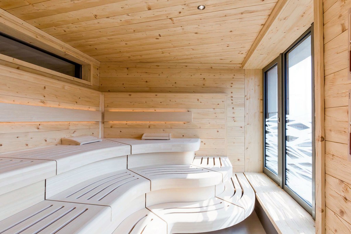 Sauna Nürnberg – helle Sauna mit Panoramafenster im InBalance Spa