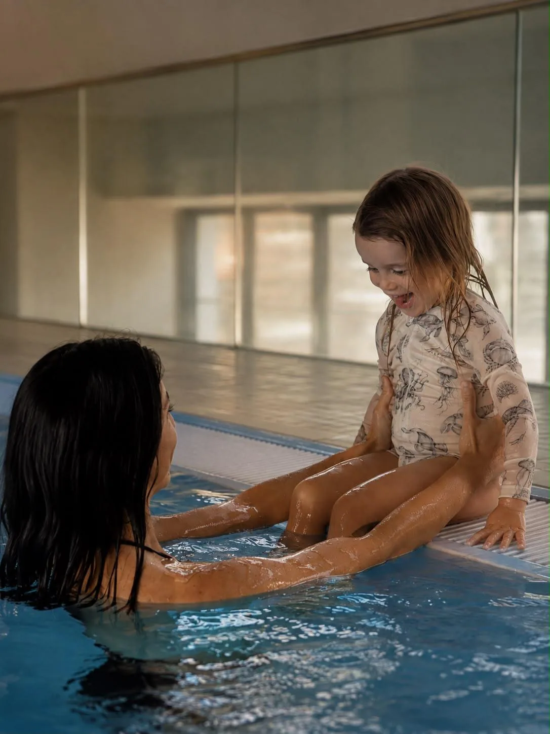 Mutter und Kind am Beckenrand im InBalance Spa