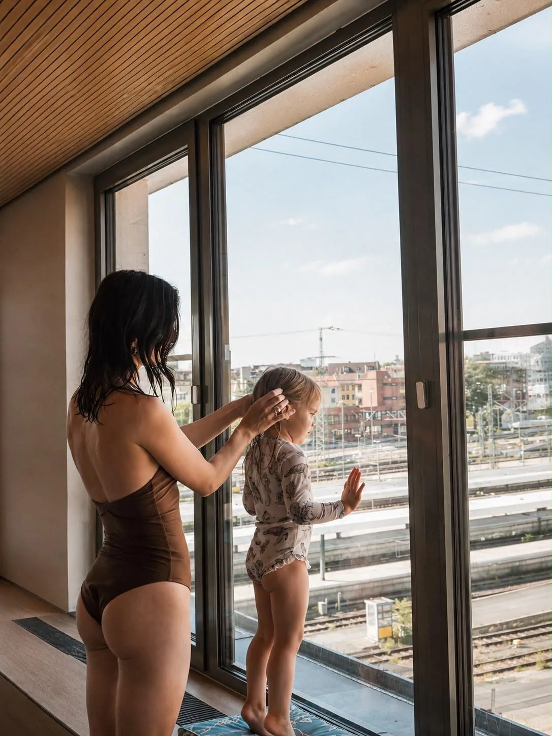 Mutter und Kind am Panoramafenster des InBalance Spa Nürnberg