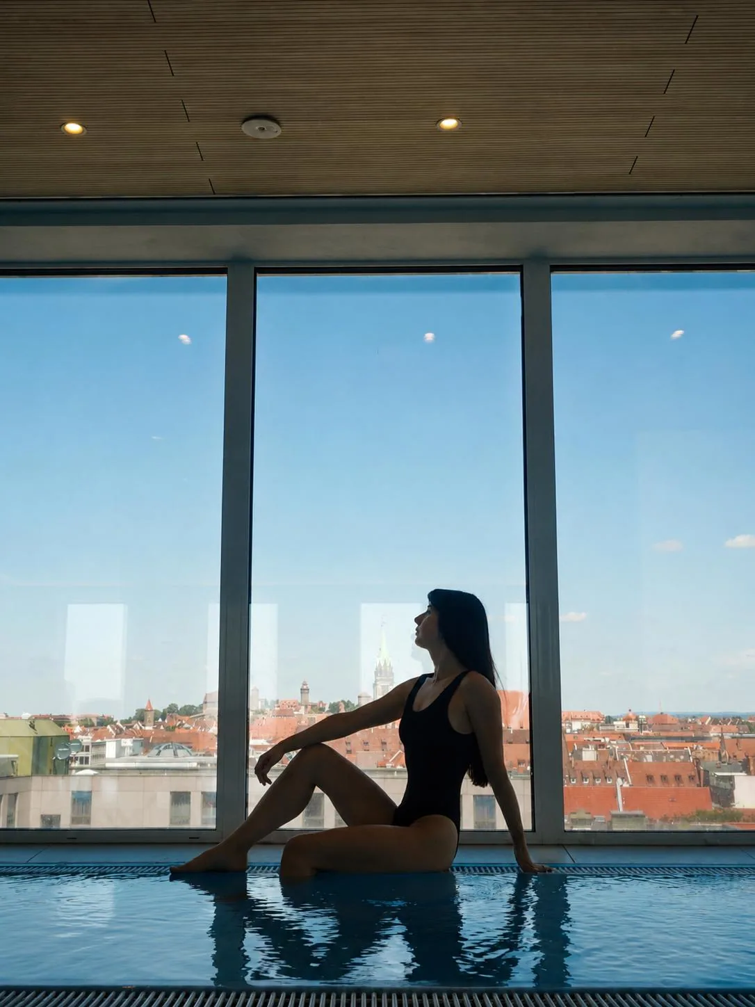 Pool im InBalance Spa mit Blick auf die Nürnberger Altstadt