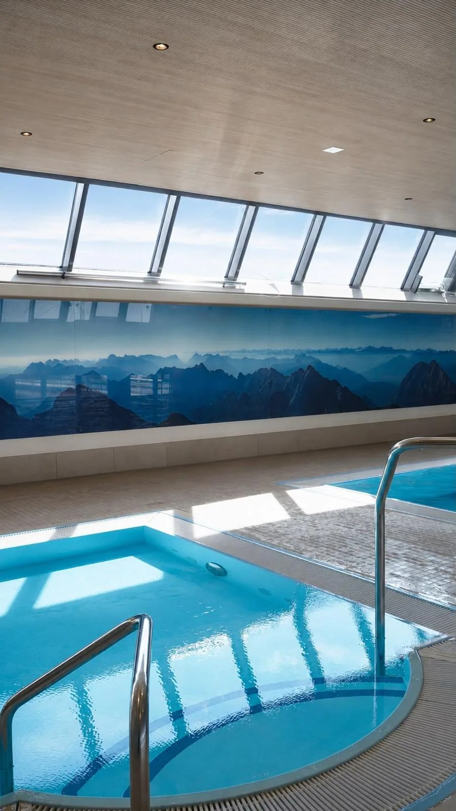 Pool und Whirlpool im InBalance Spa by Novotel Nürnberg