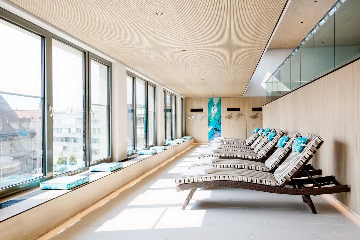 Ruhebereich mit Liegen und Panoramablick – Wellness Nürnberg